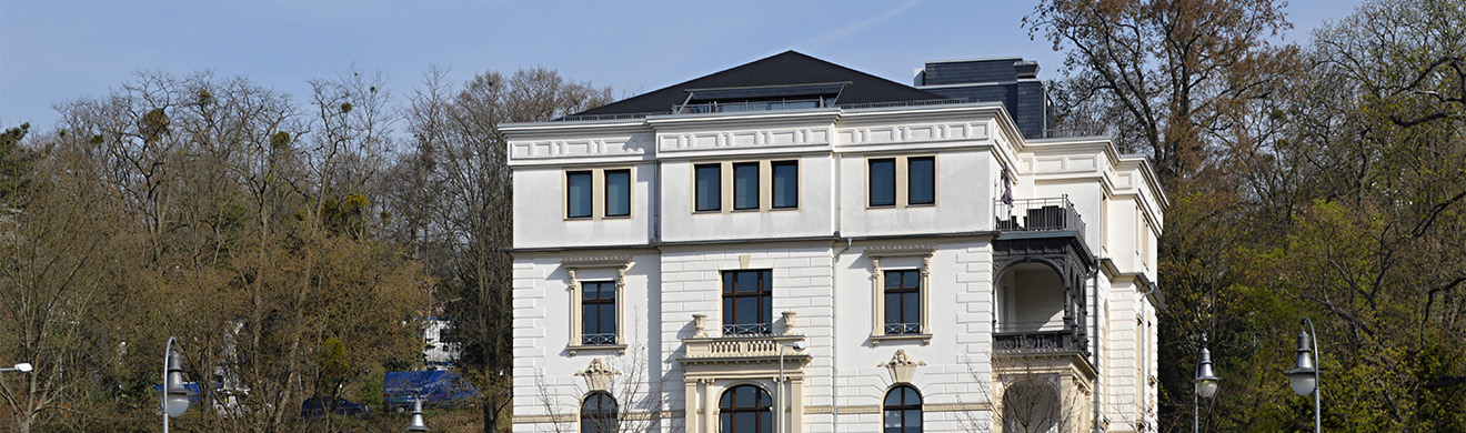 Historisches Gebäude in Wiesbaden mit aufwendiger Fassadengestaltung, repräsentiert Denkmalschutz und Architekturgeschichte der Stadt.