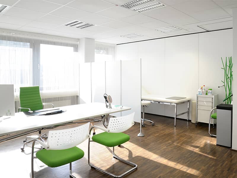 praxis-dr-wallau-wiesbaden-foto-behandlungsraum