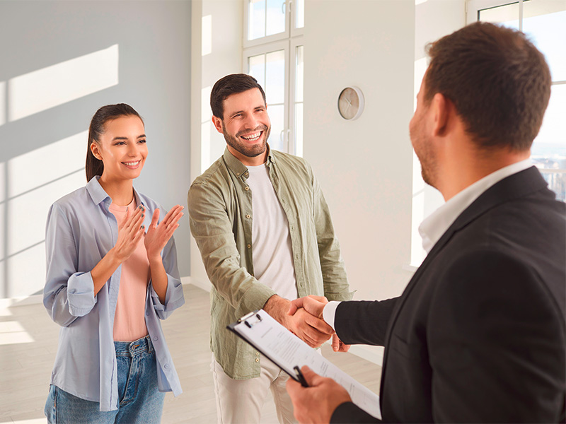 Junges Paar besichtigt mit Immobilienmakler die Wohnung und schließt anschließend Miet- bzw. Kaufvertrag in Wiesbaden ab.