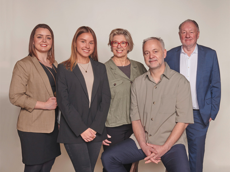 Das Team von Casa Domani Immobilien in Wiesbaden – Experten für Altbau- und Neubauimmobilien sowie Immobilienverträge auf Englisch.