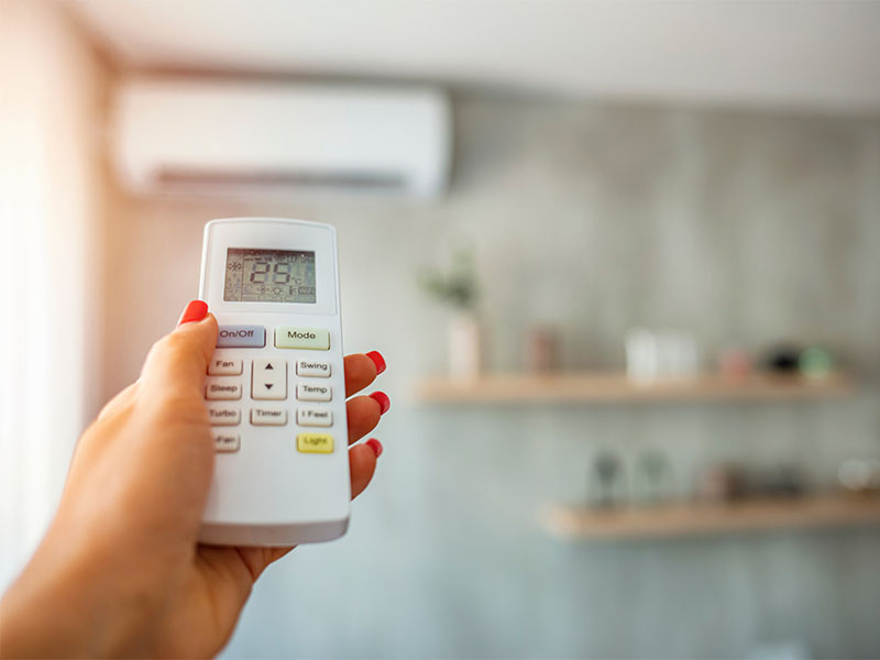 Moderne Klimaanlage in Wiesbaden mit Fernbedienung