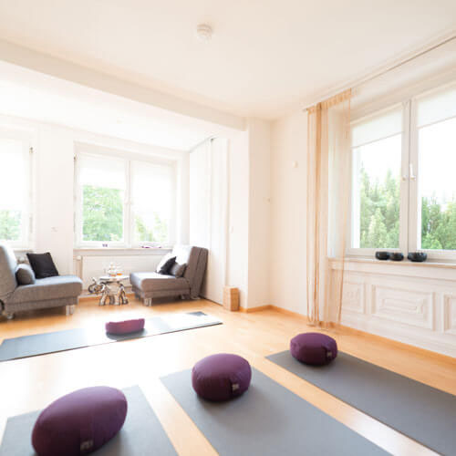heller-uebungsraum-fuer-yoga-mit-grauen-yogamatten-und-kopfstuetzen-in-wiesbaden
