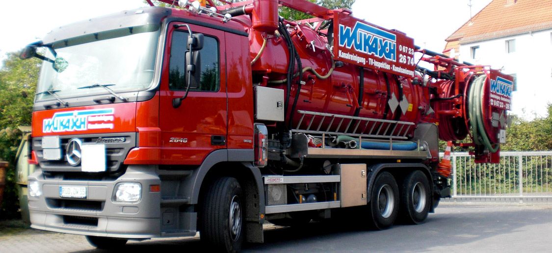 Entsorgungsfahrzeug der Wukasch Kanal- und Städtereinigungsbetrieb GmbH für die fachgerechte Reinigung von Dieselkraftstoff in Wiesbaden und den sicheren Abtransport von Schadstoffen.