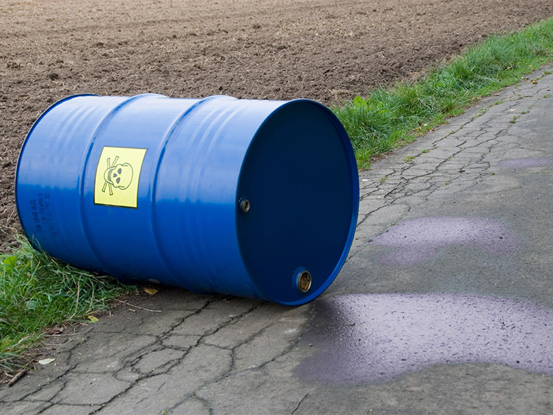 Ausgelaufener Dieselkraftstoff auf einer Fahrbahn erfordert eine fachgerechte Reinigung, um Umweltbelastungen und Rutschgefahren zuverlässig zu beseitigen.