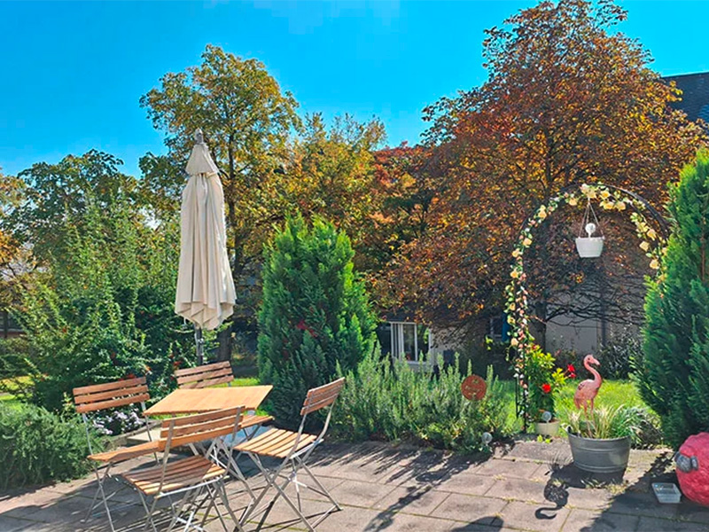 Antonius Café im Antoniusheim Wiesbaden mit gemütlichen Tischen und einladender Atmosphäre für Bewohner und Gäste