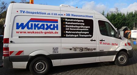 Weißer Sprinter der Wukasch Kanal- und Städtereinigungsbetrieb GmbH für Inspektionen im Rahmen der Stilllegung von Tankanlagen und technische Überprüfungen vor Ort.