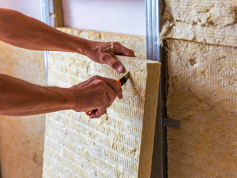 Arbeiter installiert Mineralgesteinwolle zur Fassadendämmung – effiziente Wärmedämmung in Wiesbaden.