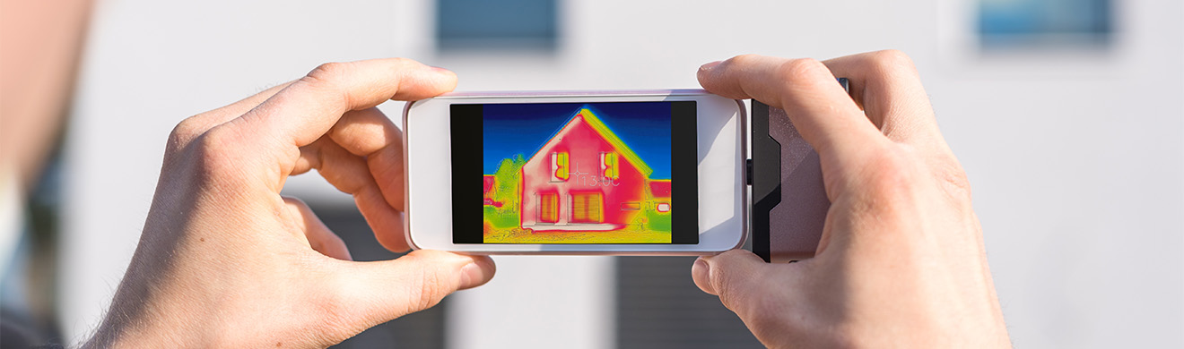 Infrarotaufnahme eines Hauses mit sichtbarer Fassadendämmung – effiziente Wärmedämmung in Wiesbaden.